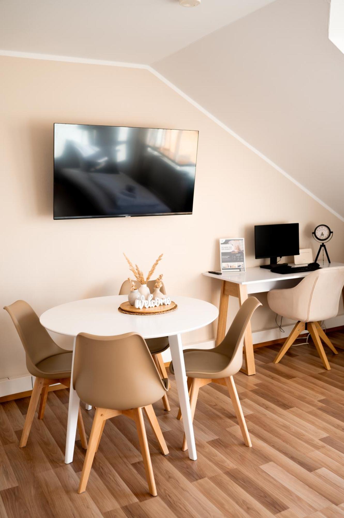 C4S Come4Stay Altoetting - 3-Zi Whg I Zentrale Lage I Parkplatz I Balkon I Wifi I Smarttv I 1 Kingsize, 1 Queensize Bett I Office Arbeitsplatz I Wohnbereich Mit Couch Und Essbereich I Voll Ausgestattete Kueche I Nespresso Ngoại thất bức ảnh